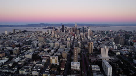 Volando-Sobre-El-Paisaje-Urbano-De-San-Francisco,-Amanecer-En-Ca,-Estados-Unidos---Retroceso,-Disparo-De-Drone