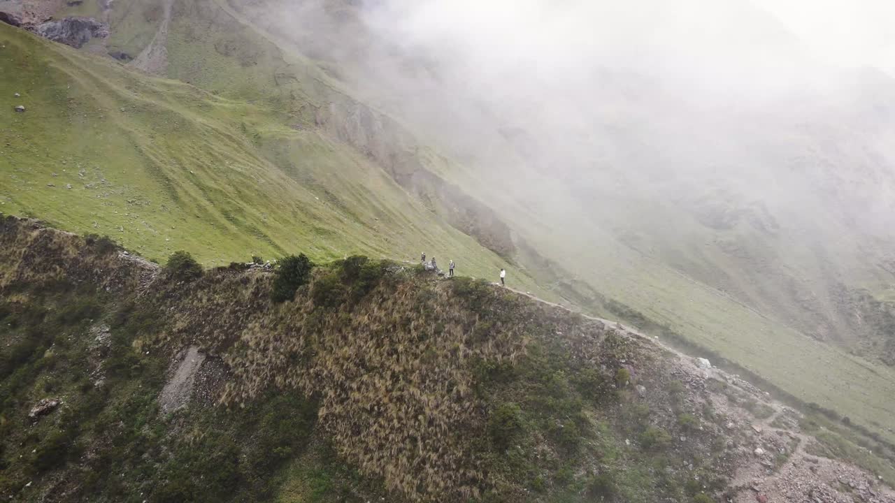 disparo de drones dentro de las nubes de excursionistas en las montañas de cuzco perú