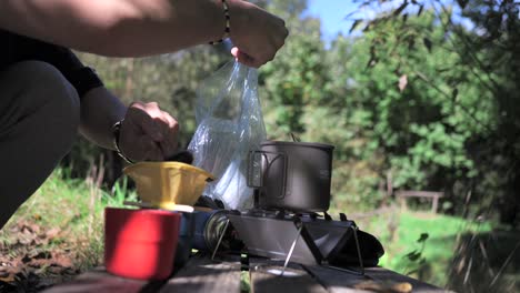 Estufa-De-Cocina-En-La-Naturaleza,-Al-Aire-Libre,-Camping