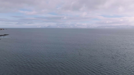 Vista-Aérea-De-La-Pintoresca-Roca-Basáltica-Y-El-Mar-Junto-A-La-Pintoresca-Costa-De-Islandia