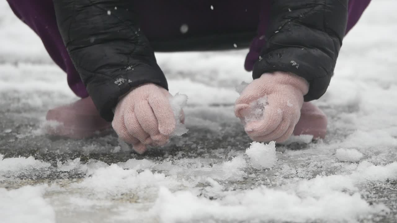 눈 속에서 놀고 있는 아이