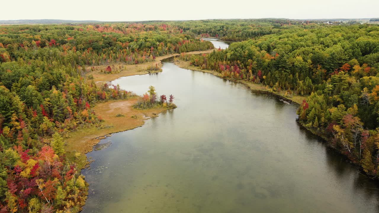 desembocadura del río a principios de otoño