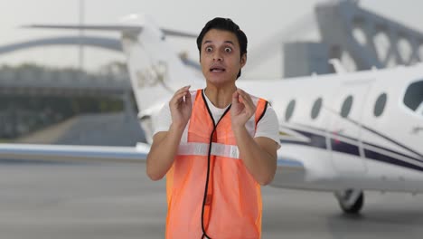el personal de tierra del aeropuerto indio enojado gritando