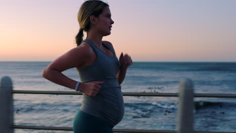 fitness, embarazada o mujer corriendo al atardecer por