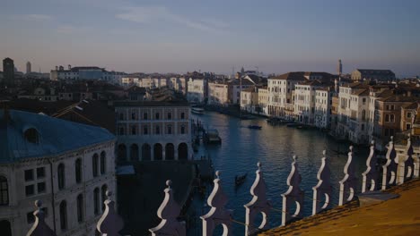 Erhöhte-Ansicht-Des-Canale-Grande-In-Der-Abenddämmerung-In-Venedig---Panorama-Stadtbild