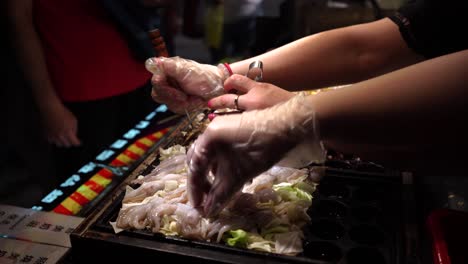 Koch-Kocht-Takoyaki-Auf-Dem-Nachtmarkt