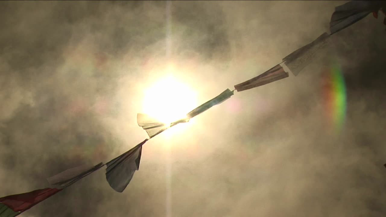 기도 깃발과 태양에서 연기를 통해 확대