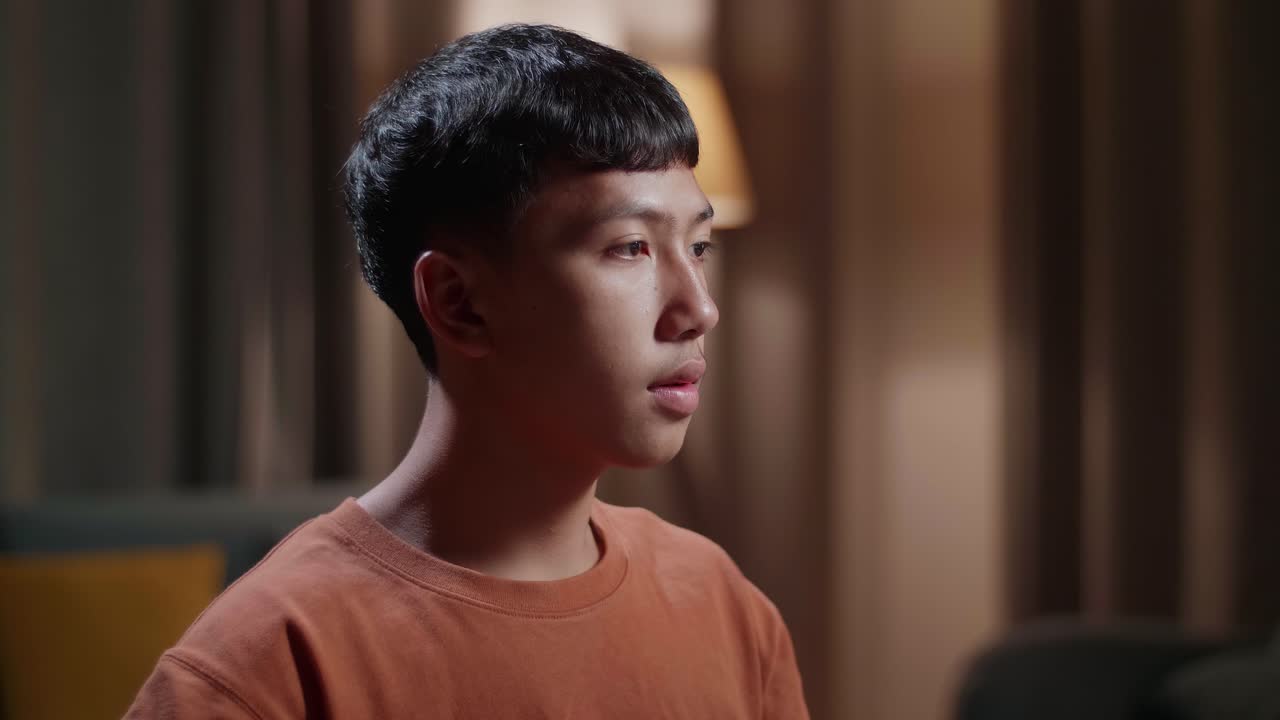 아시안 소년 신발 디자이너가 집에서 데스크 컴퓨터에서 작업하는 동안 지표손가락을 올리는 것을 생각하고 있습니다.