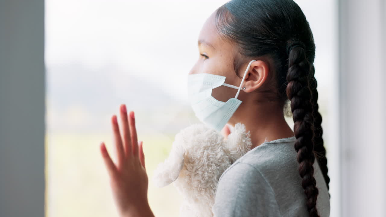 소녀, 창문과 코로나 백신 마스크