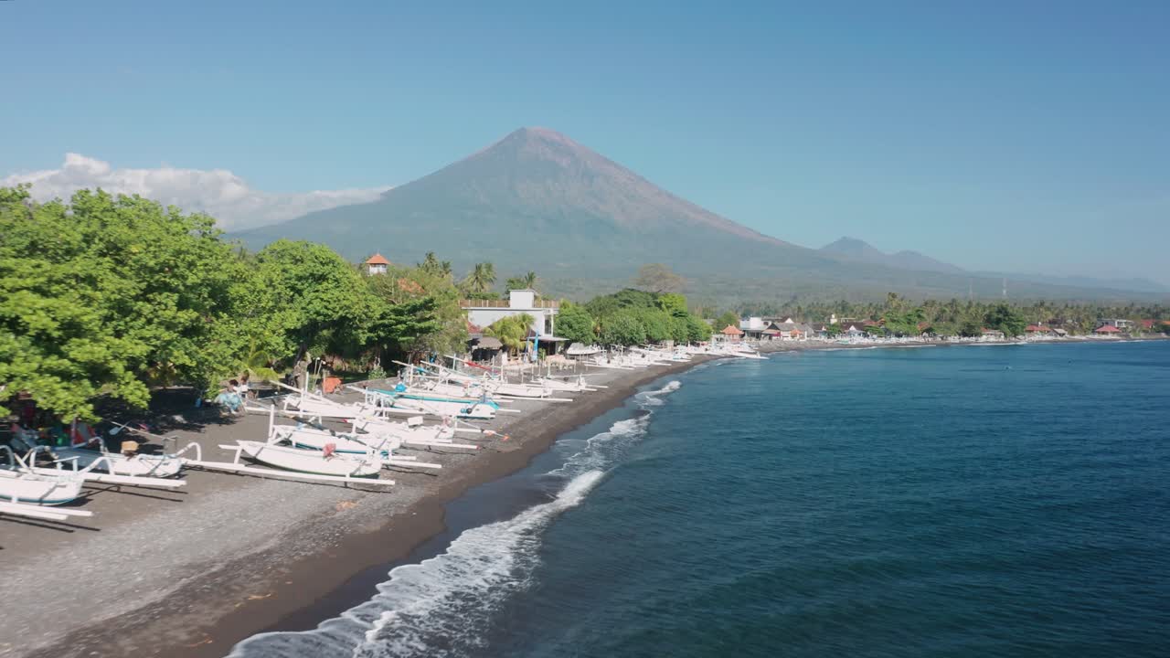 playa de amed con botes tradicionales jukung blancos, monte agung, antena