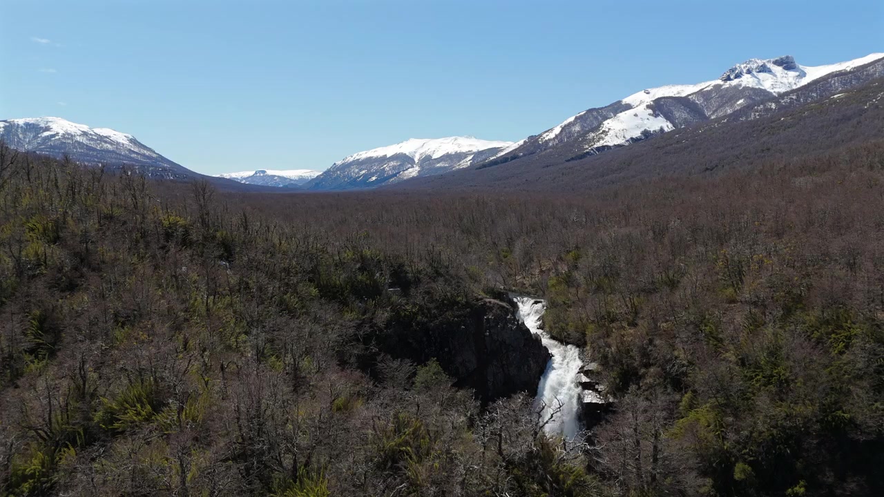 Spettacolare vista aerea del Parco Nazionale Nahuel Huapi nella Patagonia argentina. Cascata Vuliñanco. 4k