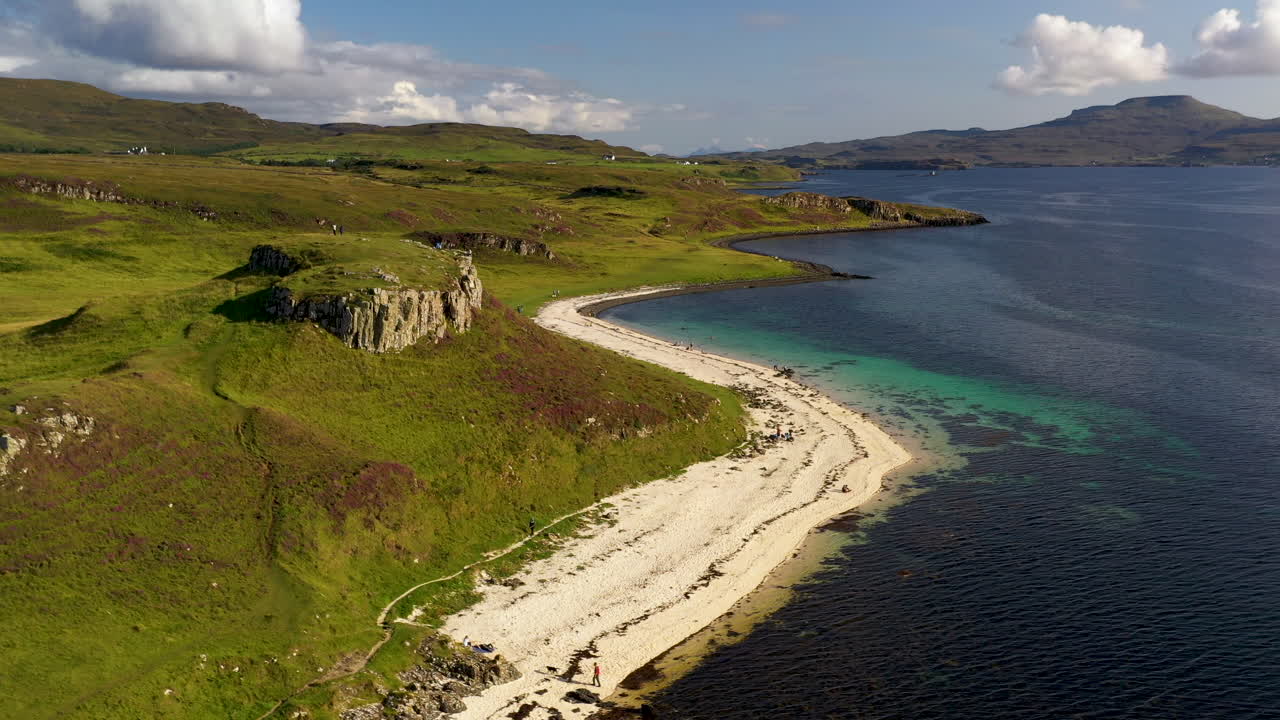 dunvegan scotland 바로 북쪽에 있는 하얀 모래 해변과 열대 푸른 물이 있는 claigan의 산호 해변의 회전 드론 샷