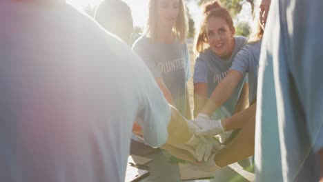 adultos de mediana edad voluntarios y animando durante el día de limpieza del río