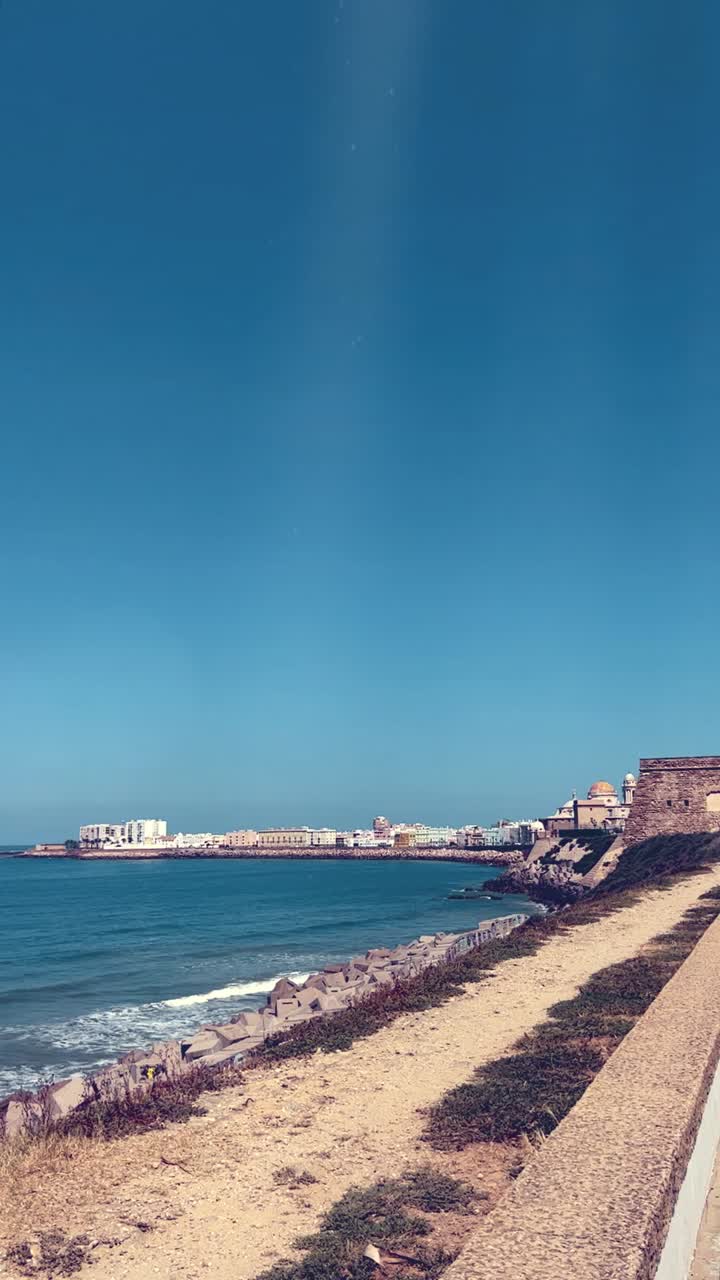 Vista panoramica costiera dello skyline di una città e delle onde dell'oceano in una giornata di sole