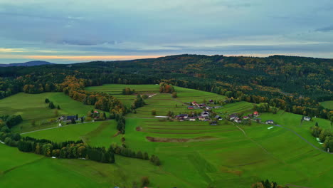 Vista-Aérea-Panorámica-Del-Campo-Agrícola-Y-Las-Colinas-Cerca-Del-Lago-Attersee-En-Austria