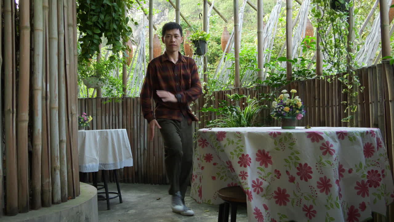 ángulo bajo de un bailarín experto practicando coreografía de estilo libre en la terraza del jardín