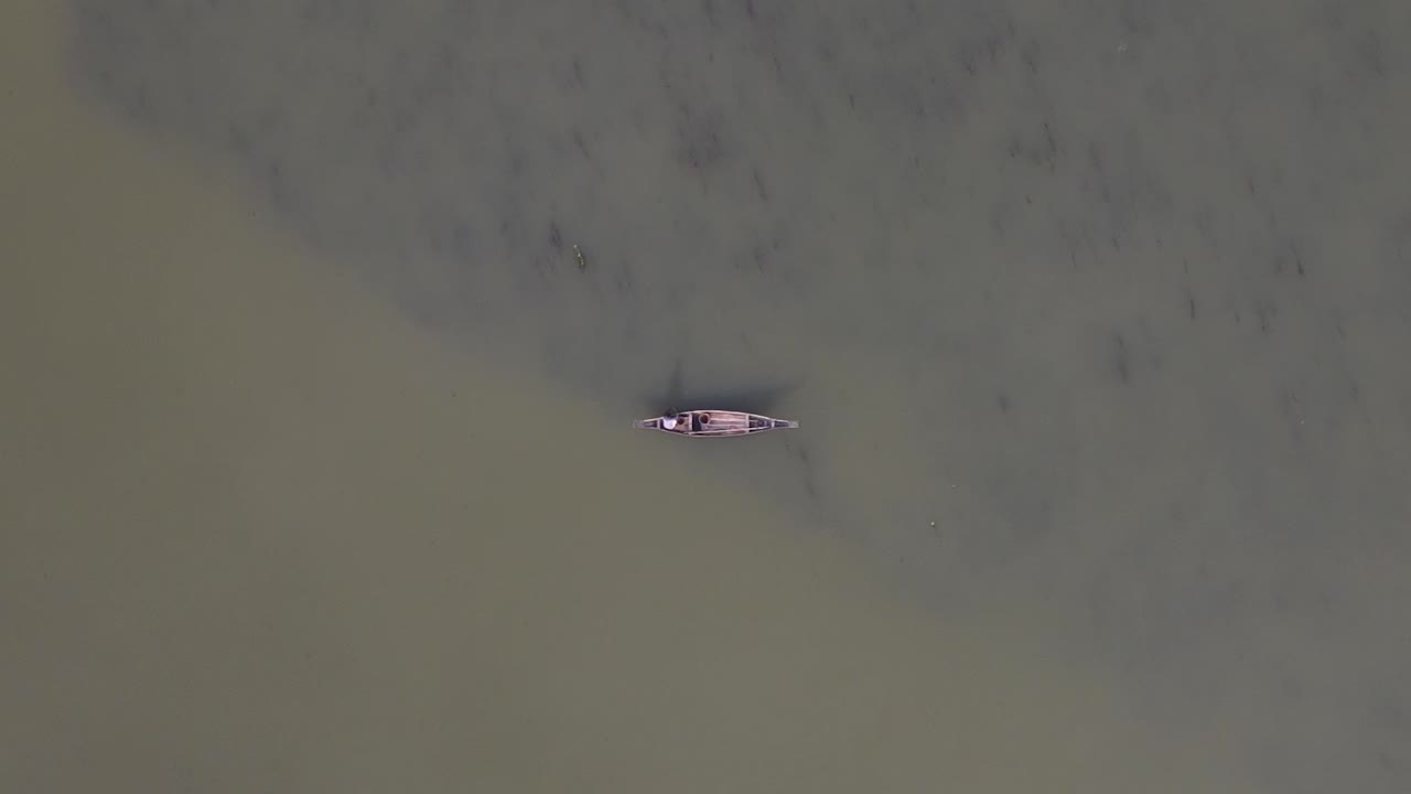 강에서 전통 목선을 타고 외로운 어부의 공중 전망