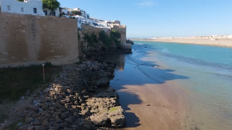 fuera de la kasbah de los udayas, con vistas a bou regreg