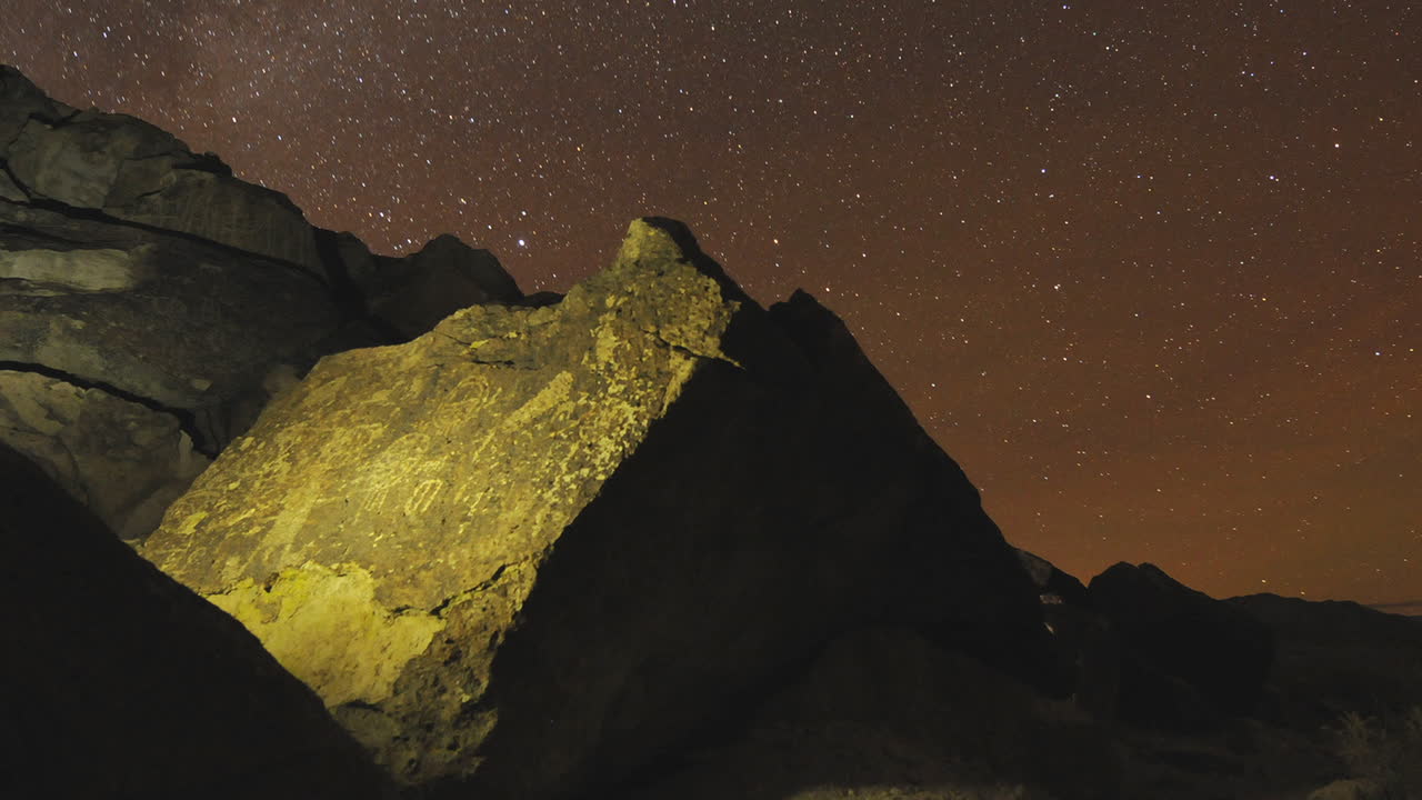 dolly tiro lapso de tiempo en la noche de un sitio de petroglifos paiute sagrado valle de owens en las sierras orientales de california 2