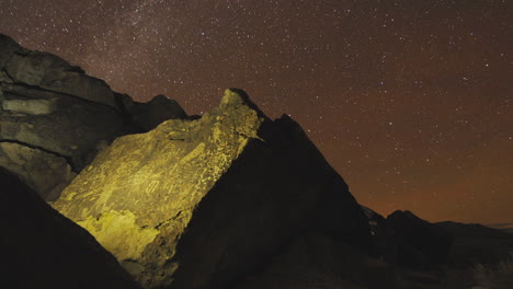 Dolly-Shot-Time-Lapse-En-La-Noche-De-Un-Sitio-De-Petroglifos-De-Paiute-Del-Valle-Sagrado-De-Owens-En-Las-Sierras-Del-Este-De-California-2