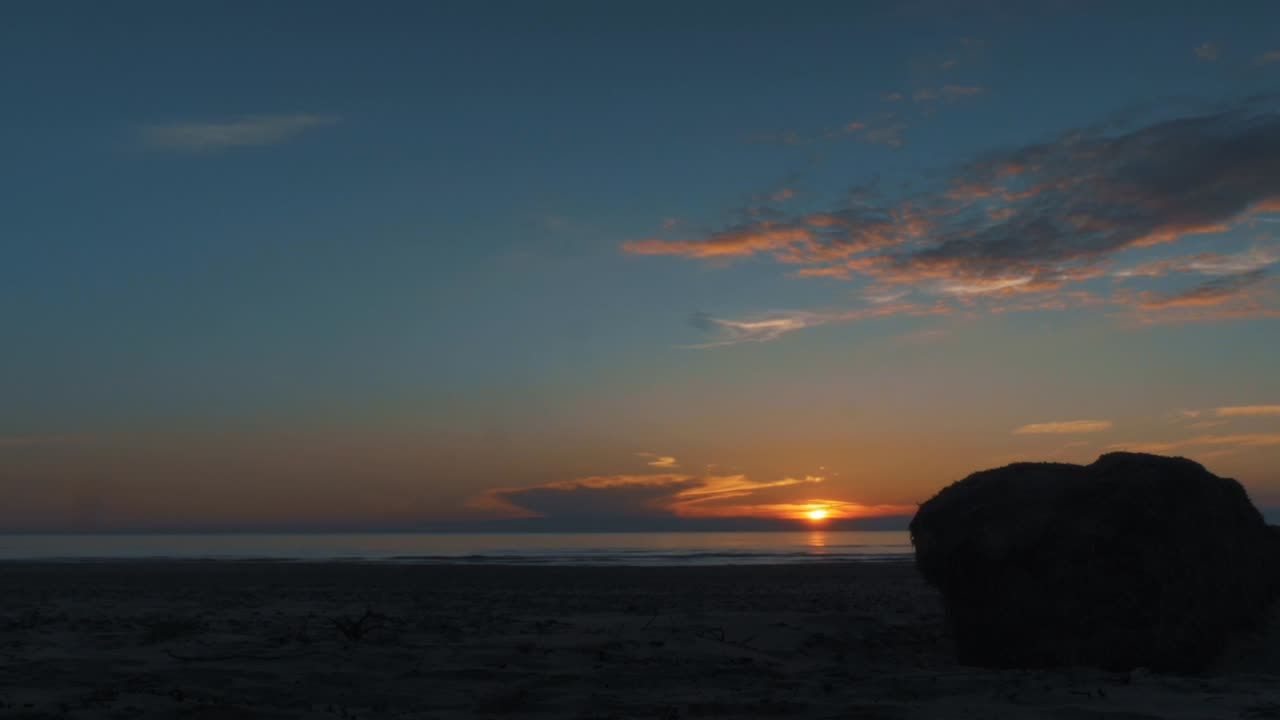 여름에 해변에서 timelapse 일몰