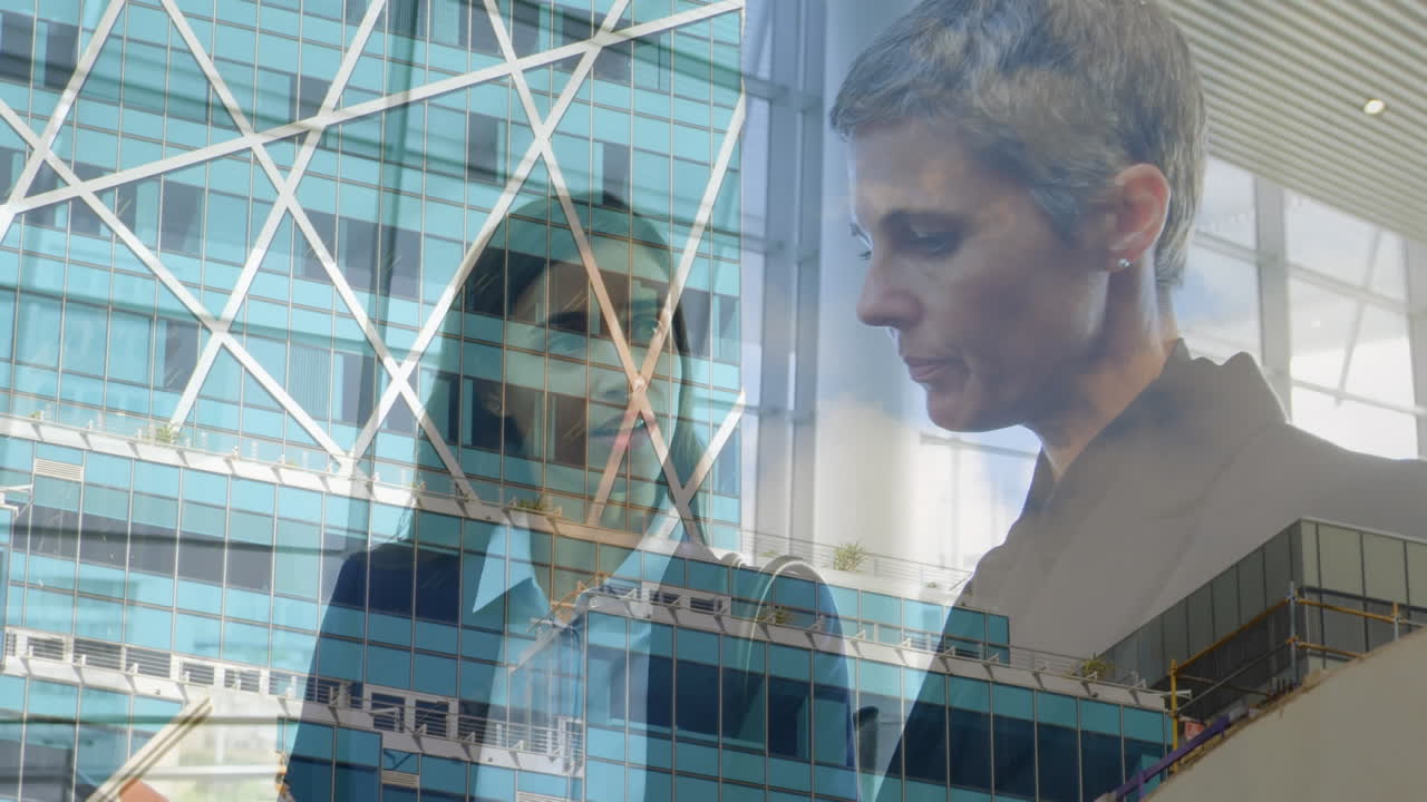 animación de un edificio de oficinas sobre mujeres de negocios hablando en una oficina moderna