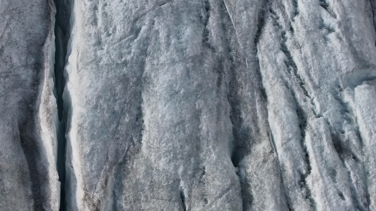 vista de cerca del impresionante glaciar del ródano en suiza, ubicado cerca del furkapass en la frontera entre los cantones de uri y valais