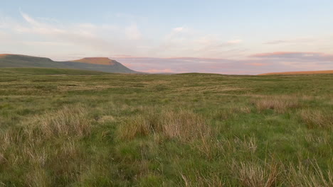 handschuss des ingleborough-berges in der goldenen stunde bei sonnenaufgang mit blick auf das tal