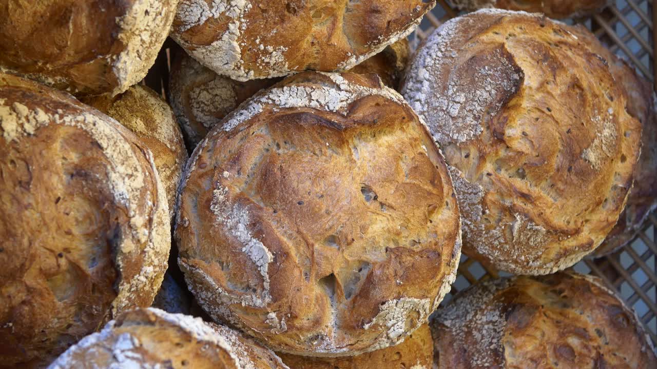 pan redondo recién horneado