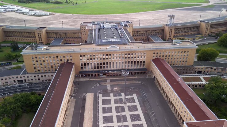 Incredibile veduta aerea tramite drone di Tempelhof, Berlino, Germania, in un giorno d'estate del 2022