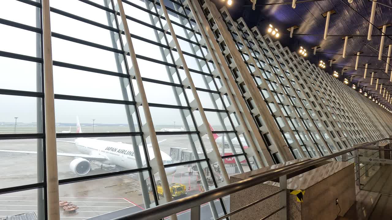 상하이 공항 터미널 게이트에 주차된 비행기