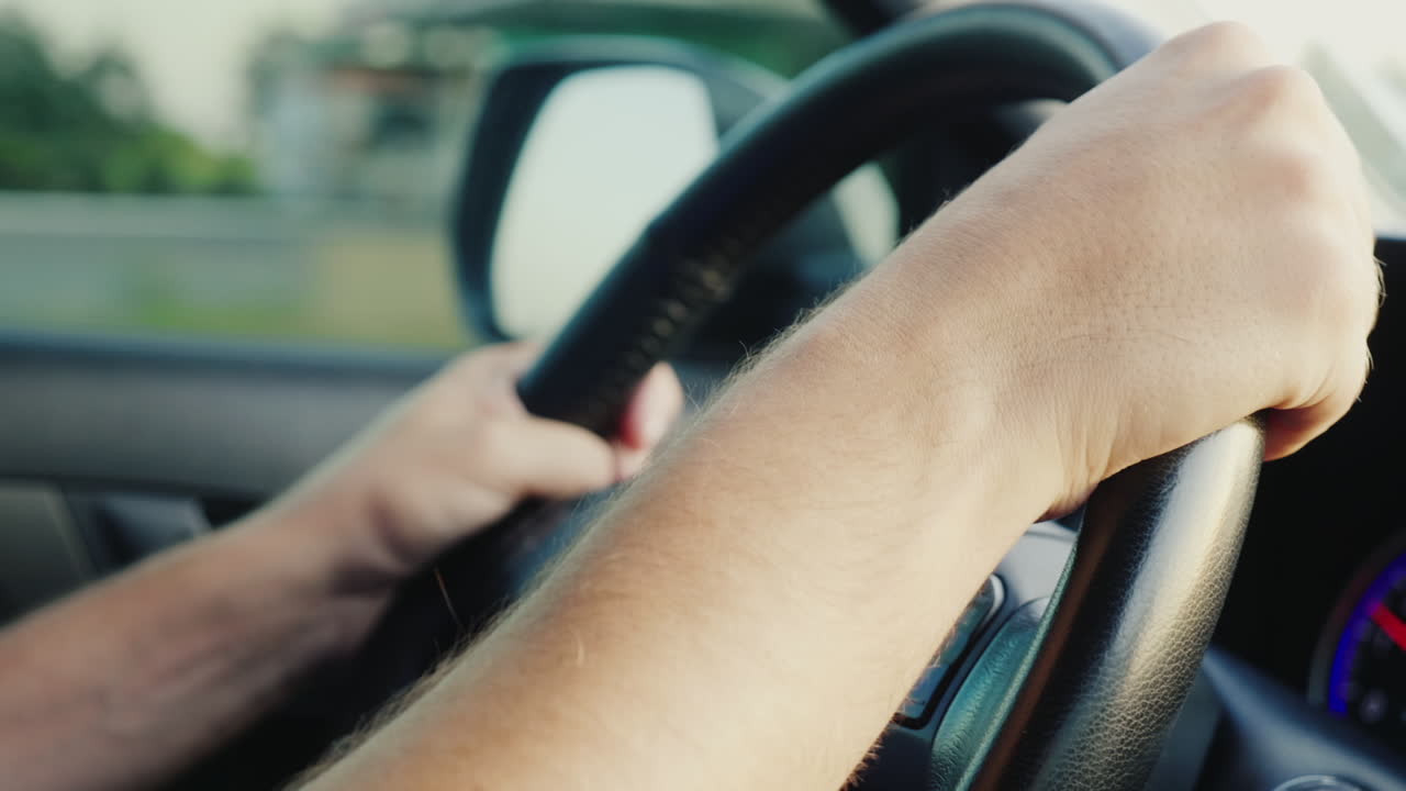 자동차 hd 비디오의 핸들에 남자 드라이버의 손