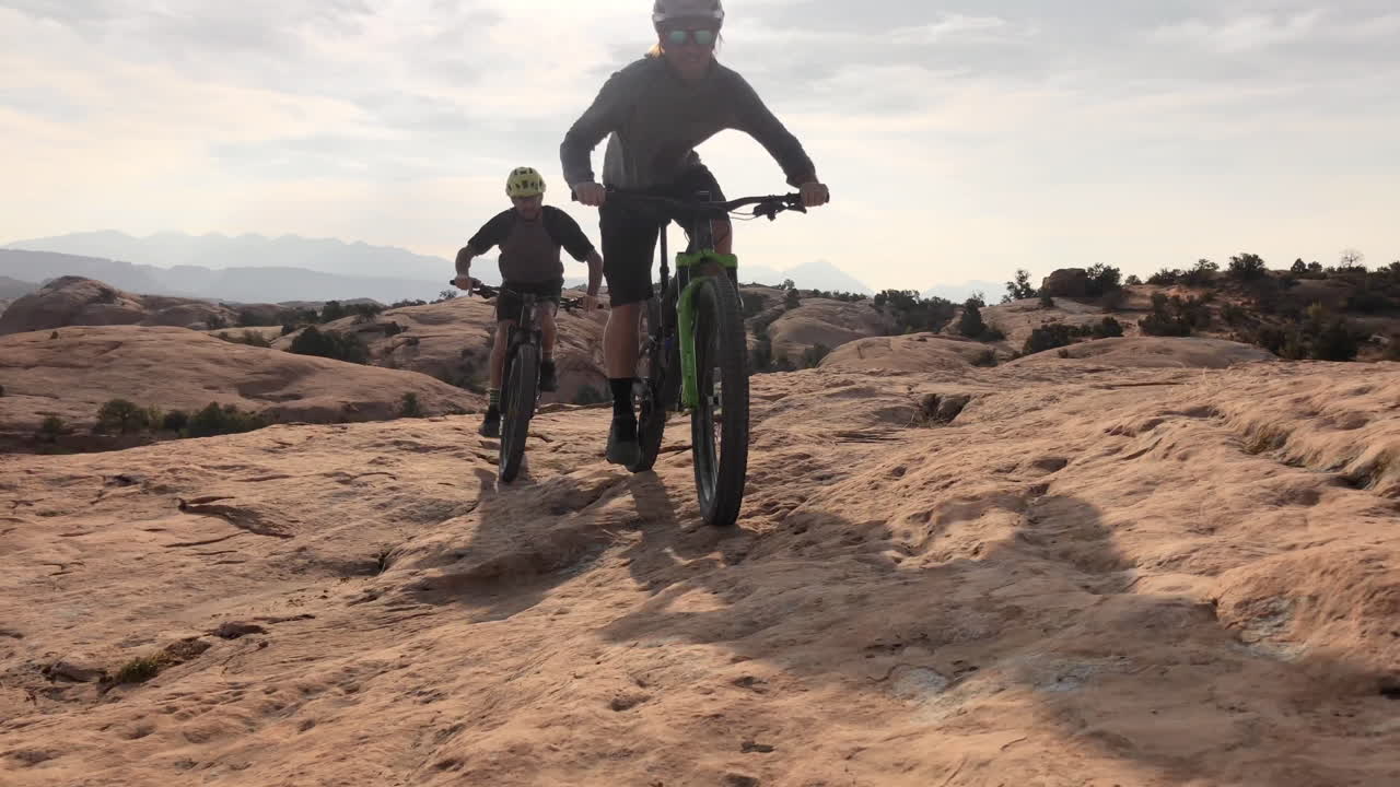 다리가 피곤할 때, 심장과 함께 순환하세요.