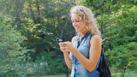 Eine-Junge-Attraktive-Frau-Spaziert-An-Einem-Sommertag-In-Einem-Gepflegten-Park-7