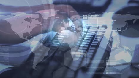 animación del procesamiento de datos sobre el mapa del mundo y la persona escribiendo en el teclado de la computadora