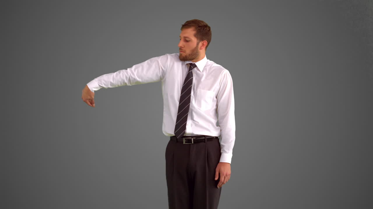 회색 배경에 나타나는 사업가 몸체