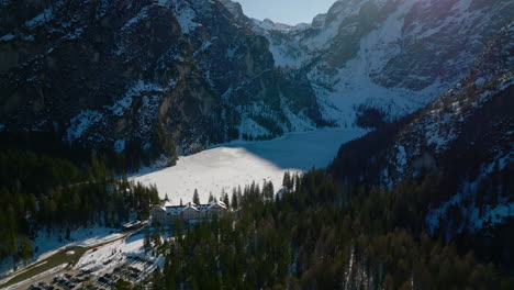 Vista-Aérea-Paisaje-De-Los-Alpes-De-Invierno-Del-Lago-Di-Braies