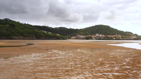 Vista-Aérea-De-Drones-De-La-Reserva-De-La-Biosfera-De-Urdaibai-En-Mudaka-En-El-País-Vasco