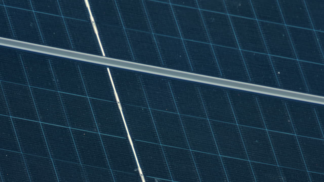 Primo piano di pannelli solari moderni che catturano la luce solare con precisione geometrica