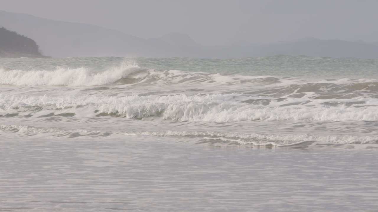 뉴질랜드의 해변에서 완벽한 캐슬 포인트 파도를  ⁇  촬영