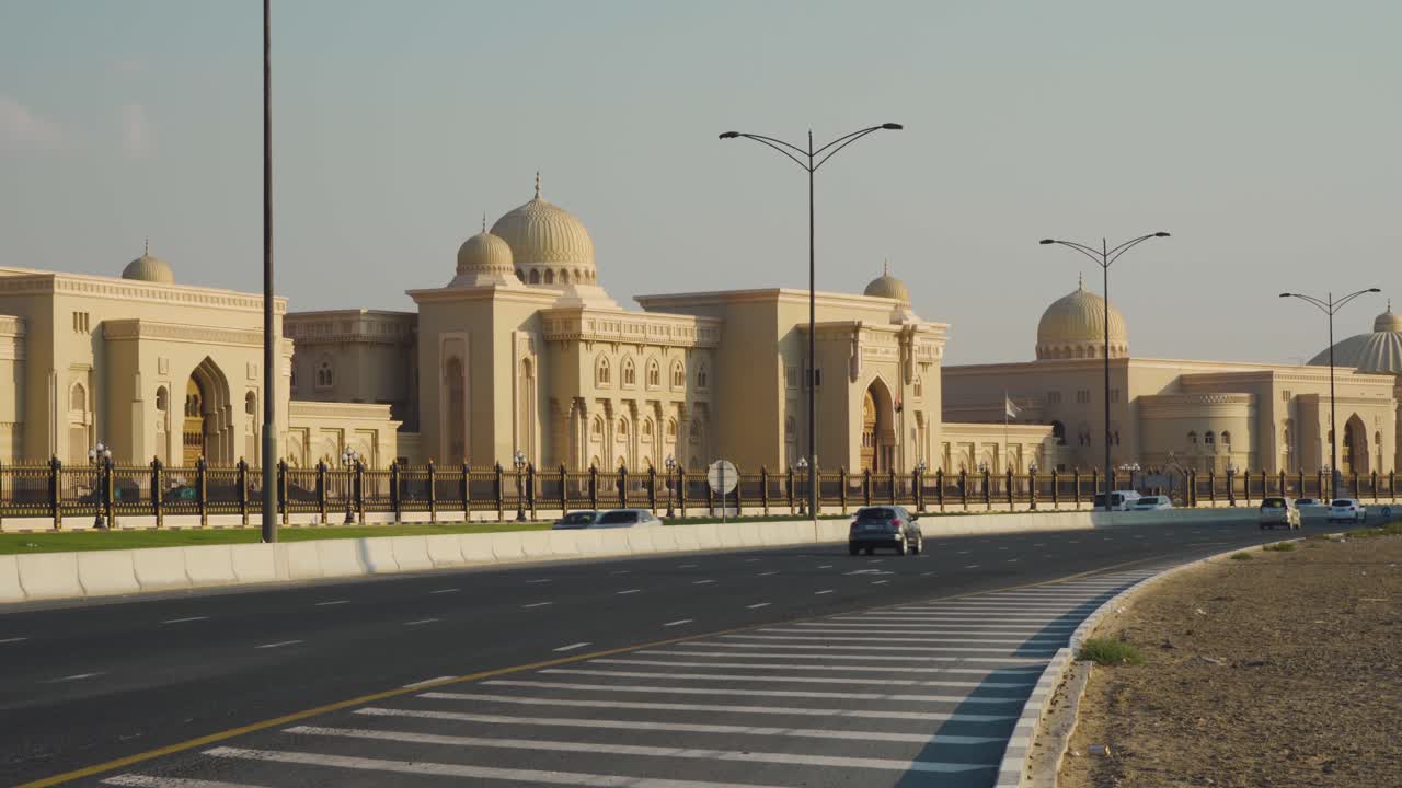 Vista degli edifici dell'Università Al Qasimia a Sharjah, Emirati Arabi Uniti, con veicoli in transito sulla strada - ripresa panoramica
