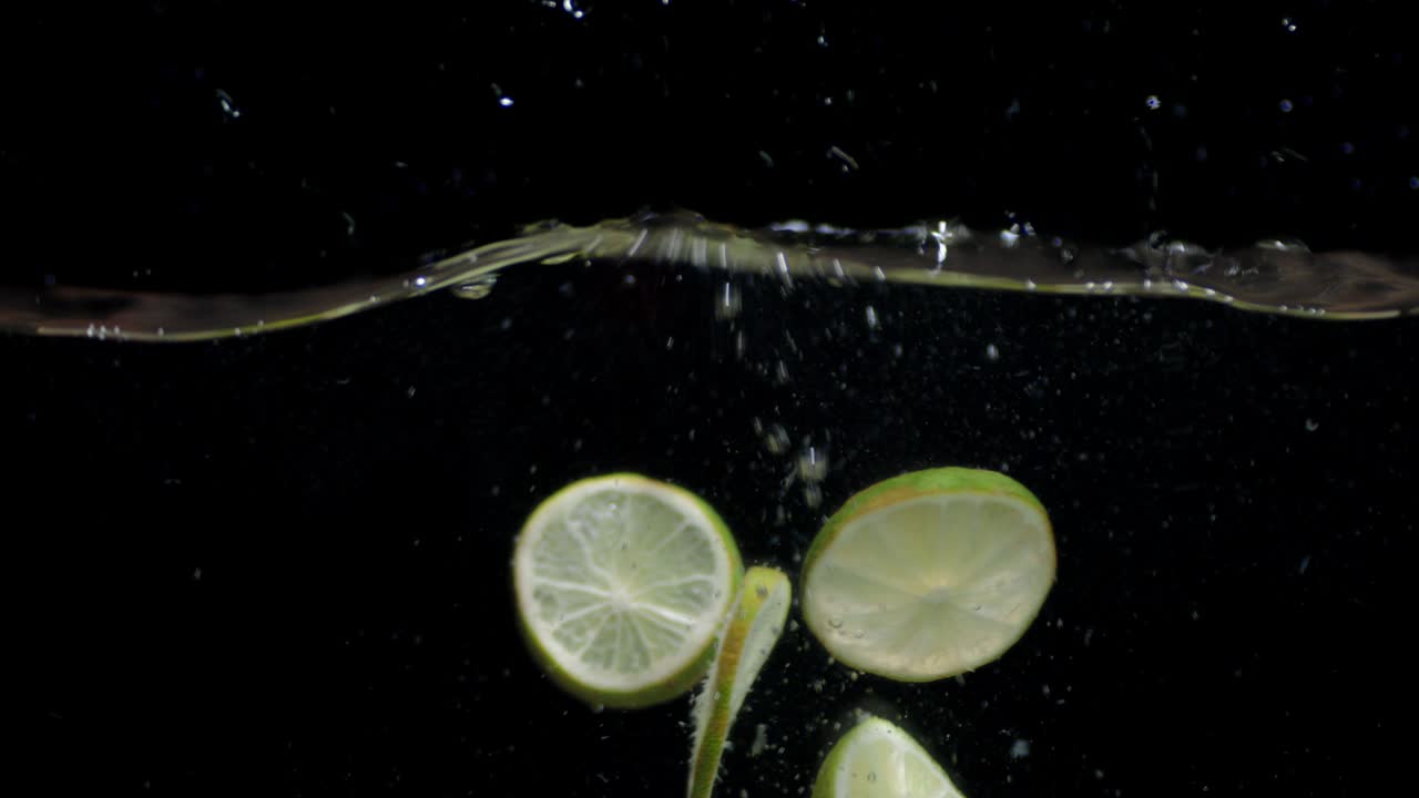 공기 거품과 함께 물 속으로 떨어지는 석회암 조각.