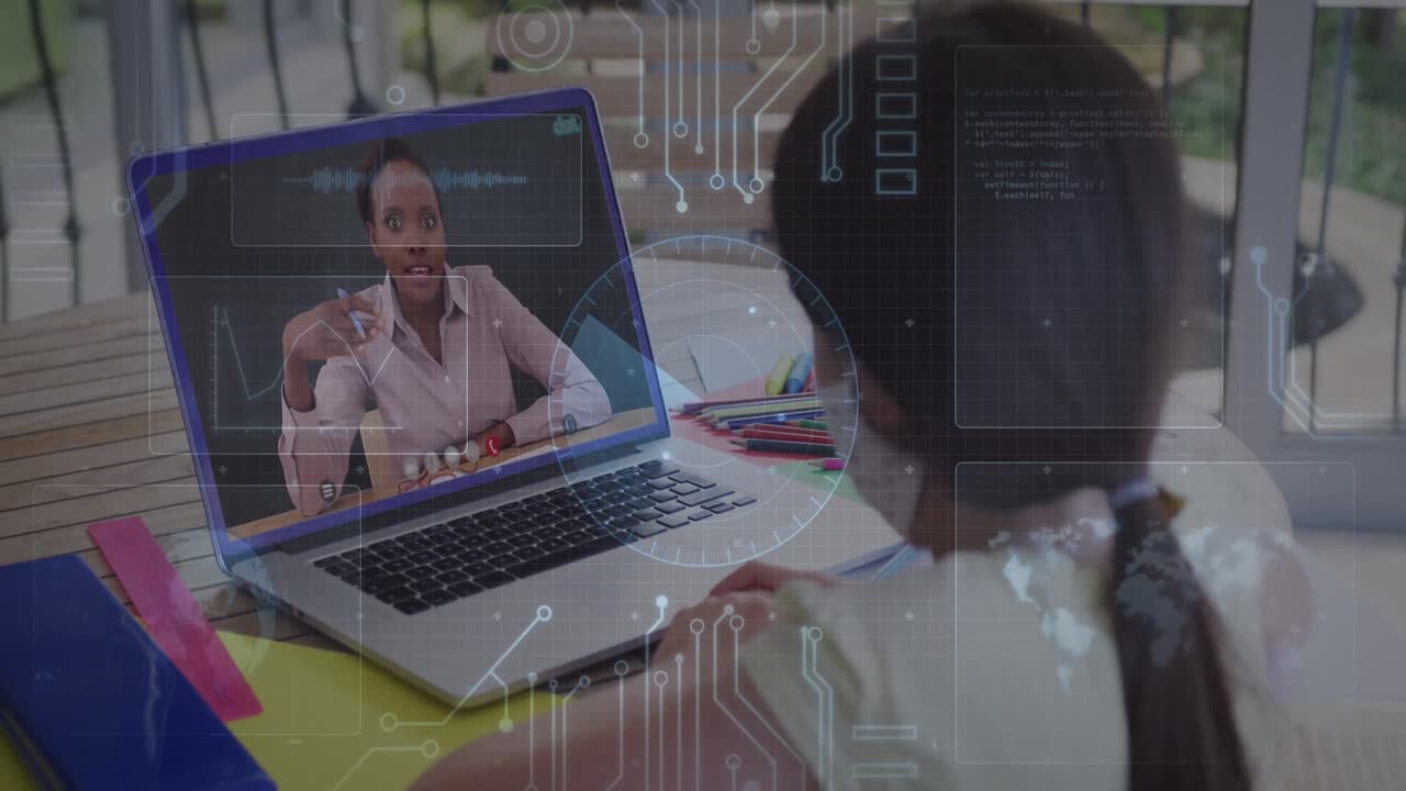 animación de escáner redondo y conexiones de microprocesador contra una chica que tiene una videollamada en una computadora portátil