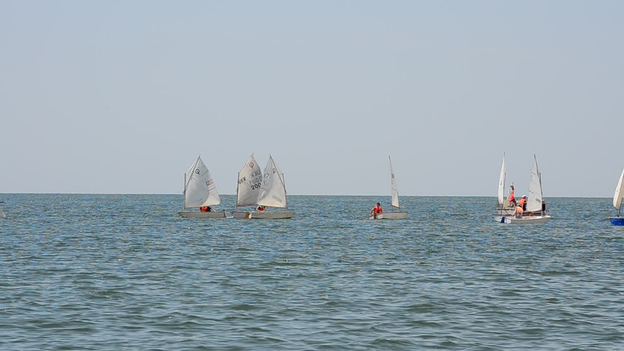 Regatta lomakauden kunniaksi. Berdyanskin kaupunki, Ukraina. Jahdit merellä