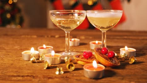 copas de vino con decoraciones de navidad en una mesa de madera