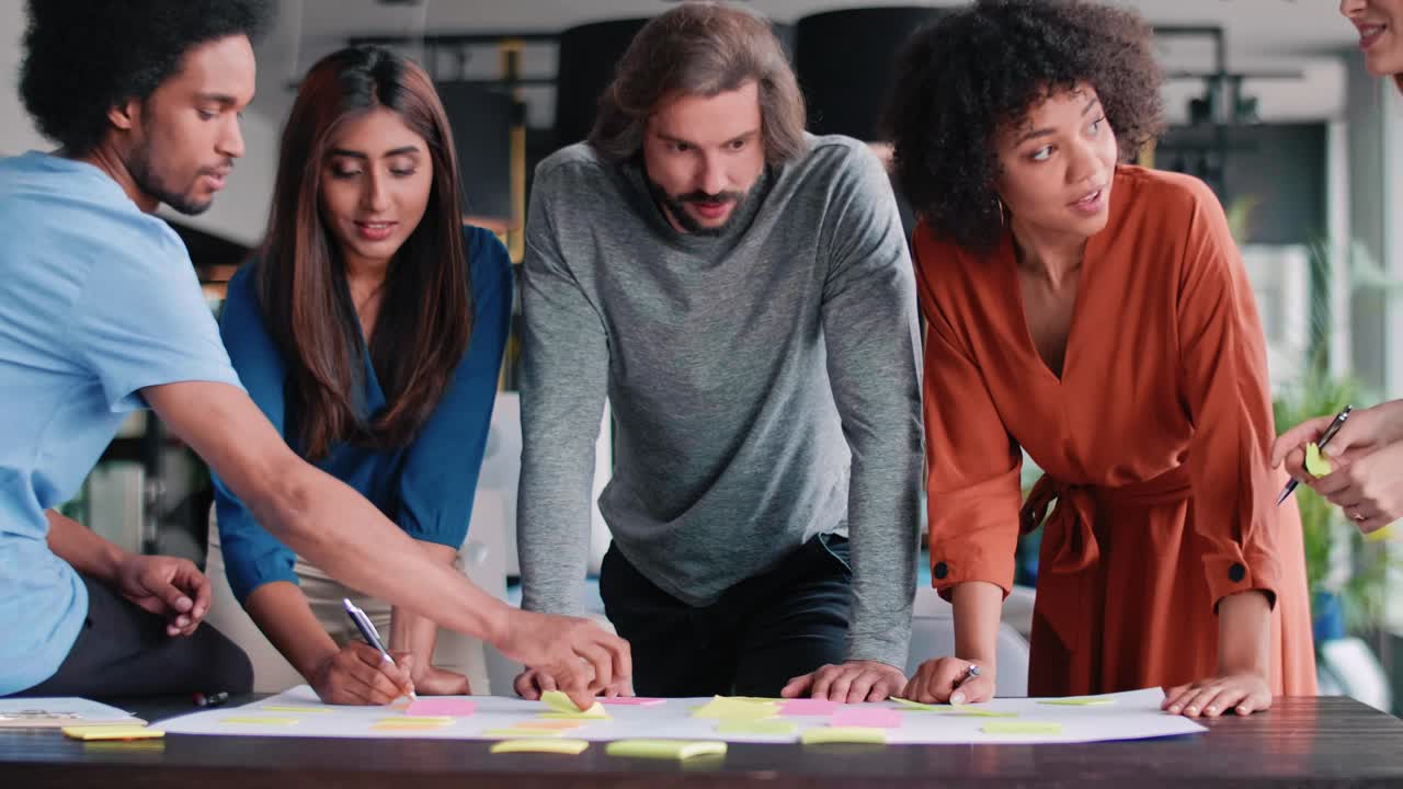 jóvenes compañeros de trabajo que comparten conceptos juntos