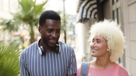 una pareja diversa se pasea al aire libre durante una pausa en la ciudad