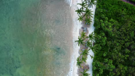 Vista-Aérea-De-Drones-De-Una-Hermosa-Playa-Tropical-De-Vacaciones-Con-Agua-Azul-Cristalina,-Arena-Blanca,-Palmeras-Y-Un-Camino-Que-Va-Desde-Un-Resort-Hasta-La-Playa-En-Riviera-Maya,-México