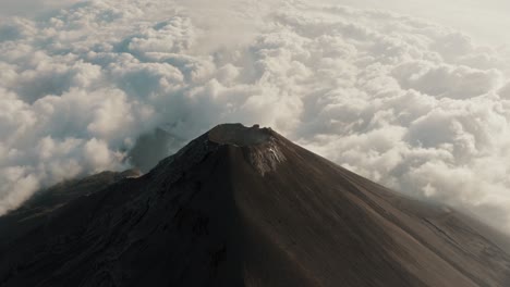 volcán de fuego por encima de las nubes en guatemala.