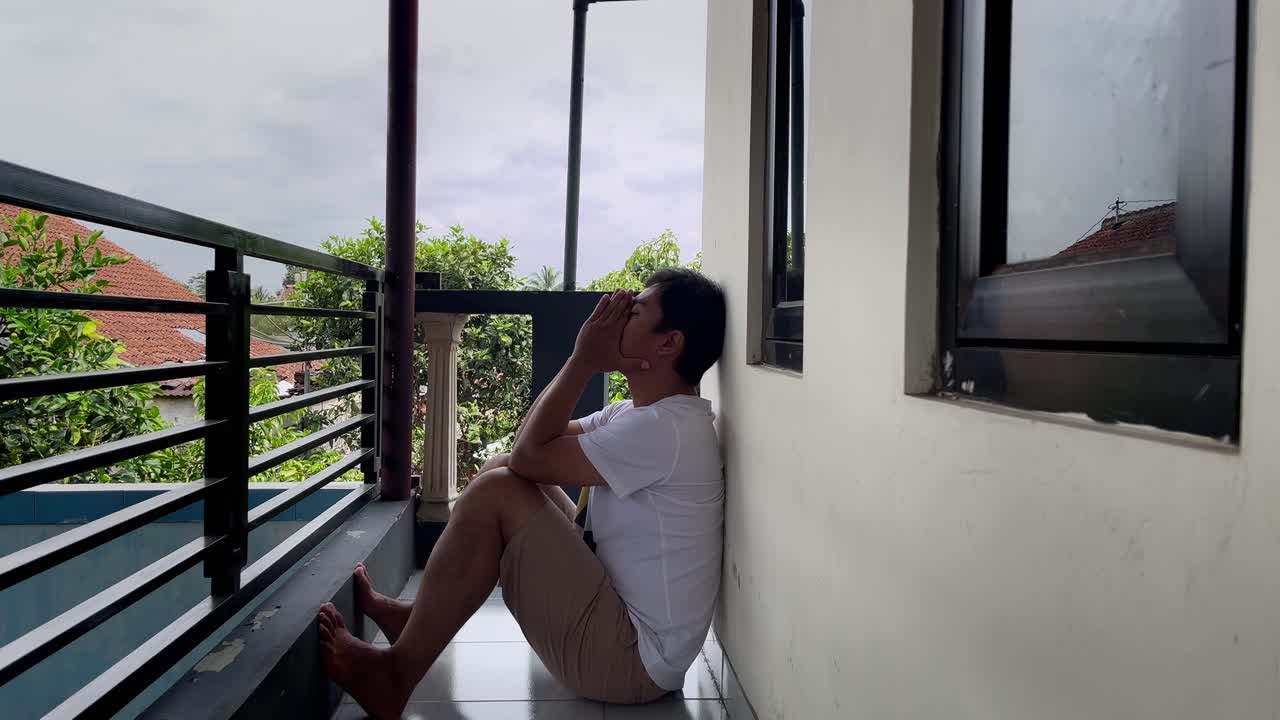 hombre deprimido sentado en el suelo